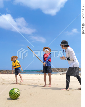 夏の海辺でスイカ割りを楽しむ家族のレジャーシーン 128324125