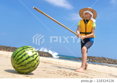 夏の海辺でスイカ割りを楽しむ男の子 128324126