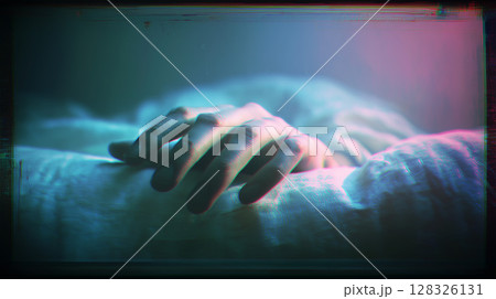 幻想的な光に包まれた手が夢と現実の境界に触れるような危うい構図 128326131