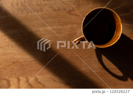 テーブルの上のコーヒーカップの俯瞰写真 128326227