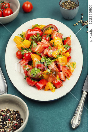Fresh organic mixed salad with multi-colored tomatoes. 128326906
