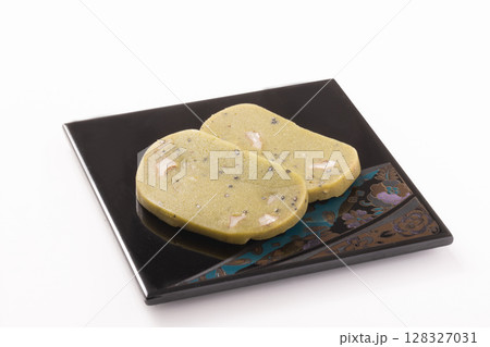 豆ぎんとん（きな粉　餅粉　砂糖　くるみ　胡麻　塩） 128327031