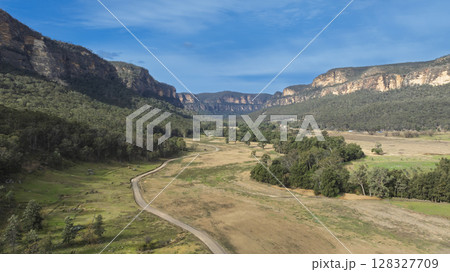 The dirt track to the Coorongooba Campground in Capertee Valley 128327709