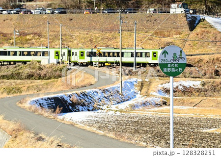 遠野の水田地帯から見える道の駅遠野風の丘と釜石線 遠野の水田地帯から見える道の駅遠野風の丘と釜石線 128328251