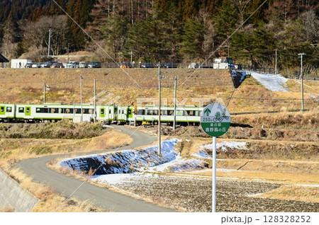 遠野の水田地帯から見える道の駅遠野風の丘と釜石線 128328252