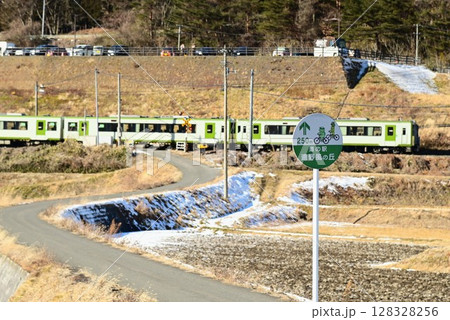 遠野の水田地帯から見える道の駅遠野風の丘と釜石線 128328256