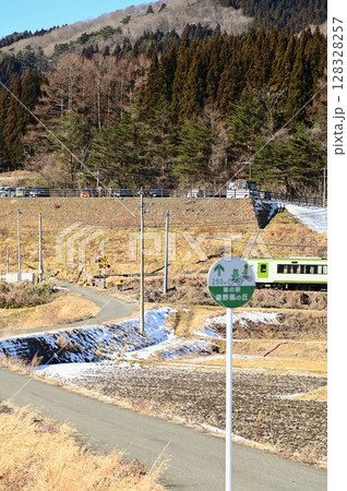 遠野の水田地帯から見える道の駅遠野風の丘と釜石線 128328257