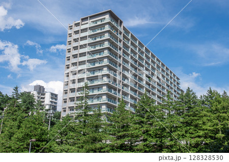 高層マンションとさわさかな青空 高層マンションとさわさかな青空 128328530