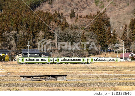 道の駅遠野風の丘近くの 水田地帯から見える釜石線 128328646