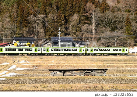 道の駅遠野風の丘近くの 水田地帯から見える釜石線 128328652