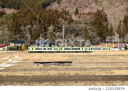 道の駅遠野風の丘近くの 水田地帯から見える釜石線 道の駅遠野風の丘近くの 水田地帯から見える釜石線 128328654