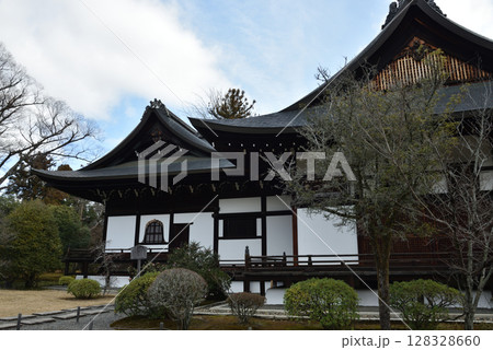 広隆寺 側面からの上宮王院太子殿(京都市右京区) 広隆寺 側面からの上宮王院太子殿(京都市右京区) 128328660
