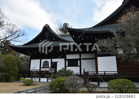 広隆寺 側面からの上宮王院太子殿(京都市右京区) 広隆寺 側面からの上宮王院太子殿(京都市右京区) 128328661