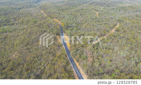 A road running through Capertee Valley in the Central Tablelands 128328785