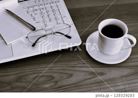 セピア色　書斎のデスク　モーニングコーヒー　コーヒーブレイク 128329283