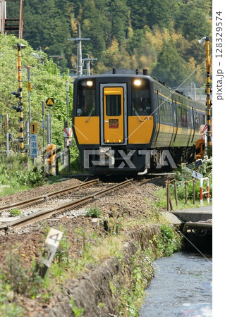 鳥取　四季の散歩　鯉のぼりが泳ぐ川　瀬戸川 128329574