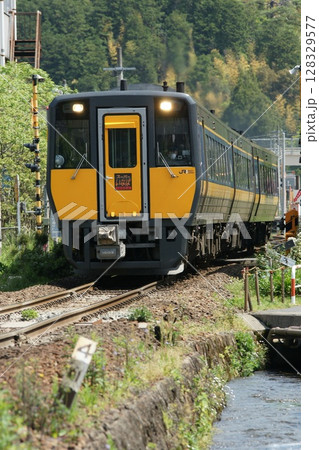 鳥取　四季の散歩　鯉のぼりが泳ぐ川　瀬戸川 128329577