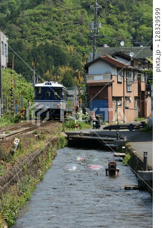 鳥取　四季の散歩　鯉のぼりが泳ぐ川　瀬戸川 128329599