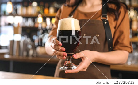 ビールを手に持つ人4 128329815