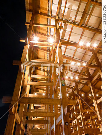 大阪 関西万博 ライトアップされた大屋根リング 大阪 関西万博 ライトアップされた大屋根リング 128330756