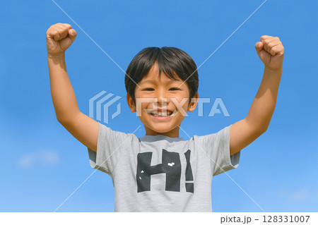 笑顔と青空の元気いっぱいの男の子 128331007