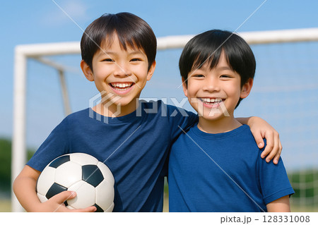 サッカーボールと笑顔の小学生の子供達 128331008