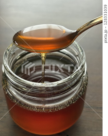 ハチミツをスプーンですくう 128331039
