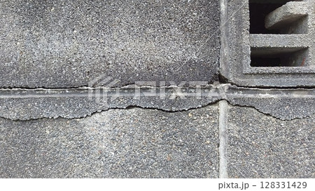 ブロック塀のひび割れ ブロック塀のひび割れ 128331429