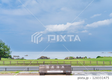 「青森県」天然芝生地　種差海岸の風景 128331475