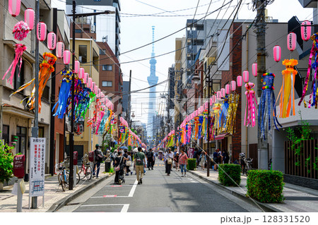 東京都 かっぱ橋本通り 下町七夕まつり 例年7月七夕に開催 東京都 かっぱ橋本通り 下町七夕まつり 例年7月七夕に開催 128331520