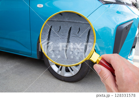 車のタイヤのひび割れをクローズアップ 128331578