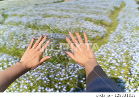 ネモフィラ畑と春ネイルの手⑤ ネモフィラ畑と春ネイルの手⑤ 128331815