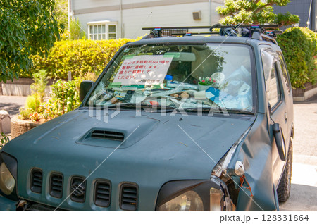 公園の駐車場に置かれた大迷惑な放置車両 公園の駐車場に置かれた大迷惑な放置車両 128331864