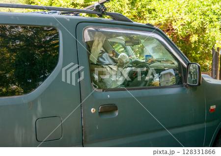 公園の駐車場に置かれた大迷惑な放置車両 公園の駐車場に置かれた大迷惑な放置車両 128331866