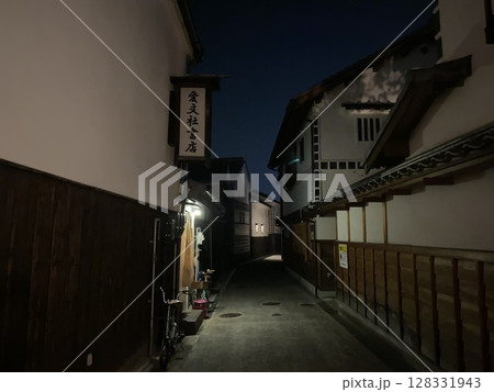 夜の倉敷美観地区 128331943