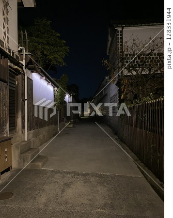 倉敷美観地区の夜道 128331944