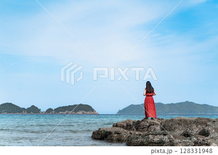 青い海を見つめる女性⑧ 青い海を見つめる女性⑧ 128331948
