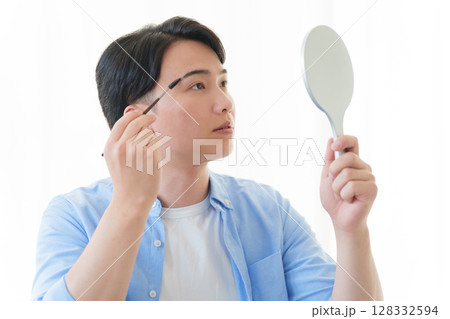 メイクをする男性 メイクをする男性 128332594