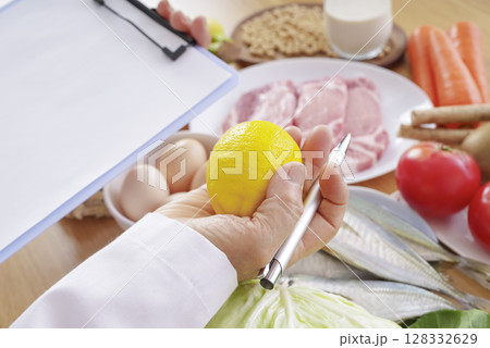 管理栄養士が食材をチェックするシーン 管理栄養士が食材をチェックするシーン 128332629
