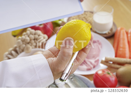 管理栄養士が食材をチェックするシーン 128332630