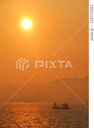 大阪関西万博の大屋根リングから見た大阪湾の夕陽 128332681