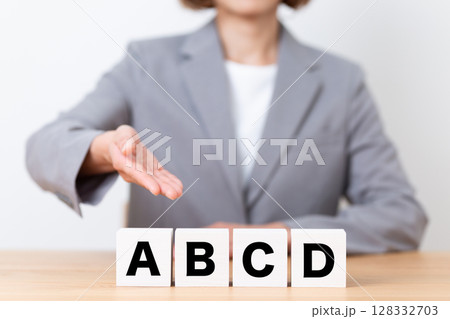 ABCDのブロックとスーツを着たミドル女性ビジネスウーマン 128332703