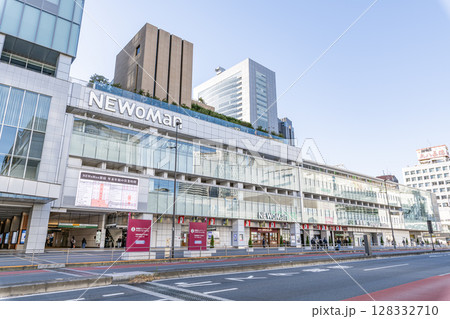 東京都新宿区 快晴のJR新宿駅(甲州街道改札バスタ新宿) 東京都新宿区 快晴のJR新宿駅(甲州街道改札バスタ新宿) 128332710