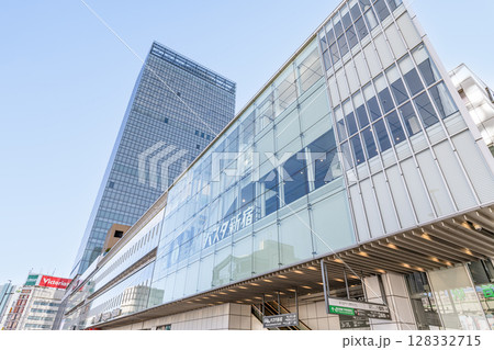 東京都新宿区 快晴のJR新宿駅(甲州街道改札側)から見るJR新宿ミライナタワー 東京都新宿区 快晴のJR新宿駅(甲州街道改札側)から見るJR新宿ミライナタワー 128332715