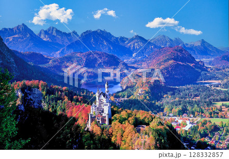 紅葉の美しいノイシュバンシュタイン城の絶景 128332857