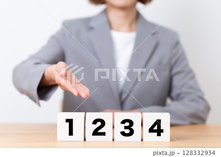 1234のブロックとスーツを着たミドル女性ビジネスウーマン 128332934