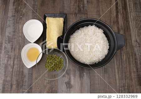 実山椒の炊き込みご飯を炊く工程 実山椒の炊き込みご飯を炊く工程 128332969