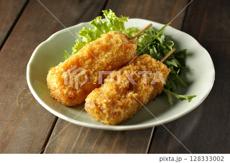 敷いた野菜と串カツ 128333002