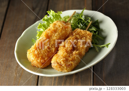 敷いた野菜と串カツ 敷いた野菜と串カツ 128333003