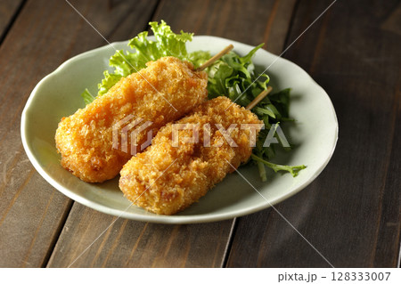 敷いた野菜と串カツ 128333007